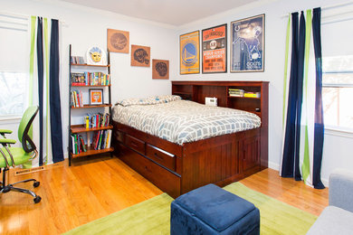 Imagen de dormitorio infantil tradicional de tamaño medio con paredes azules y suelo de madera clara