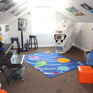 Aménagement d'une grand chambre d'enfant craftsman avec un mur gris et moquette.