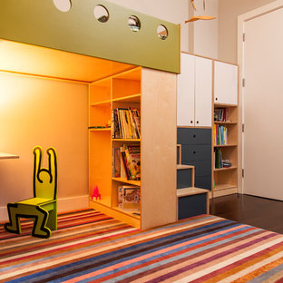 Foto di una cameretta per bambini da 4 a 10 anni minimal di medie dimensioni con pareti bianche e parquet scuro