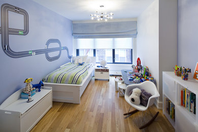 Modelo de dormitorio infantil de 1 a 3 años actual con paredes multicolor y suelo de madera en tonos medios