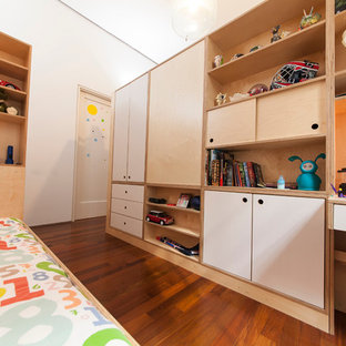 Idee per una cameretta per bambini da 4 a 10 anni minimal di medie dimensioni con pareti bianche e pavimento in legno massello medio
