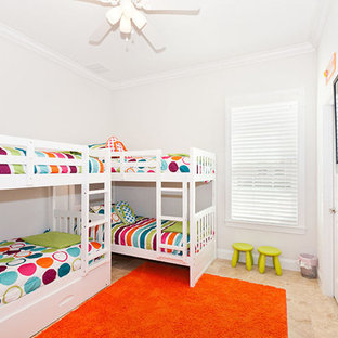 Idée de décoration pour une chambre d'enfant de 4 à 10 ans marine de taille moyenne avec un mur blanc et un sol en travertin.