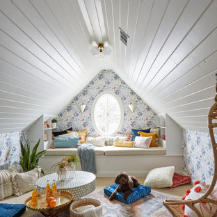 Ispirazione per una cameretta per bambini classica con pareti multicolore, moquette, soffitto in perlinato, soffitto a volta, carta da parati e pavimento beige