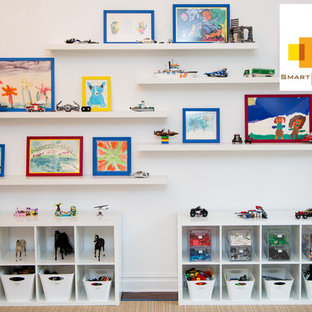 Idee per una cameretta per bambini moderna di medie dimensioni con pareti bianche e parquet scuro