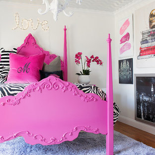 Immagine di una cameretta per bambini boho chic di medie dimensioni con pareti bianche e moquette