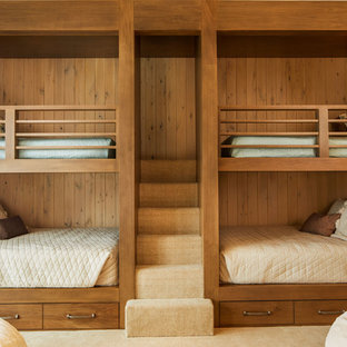 Esempio di una cameretta per bambini rustica di medie dimensioni con pareti beige, moquette e pavimento beige