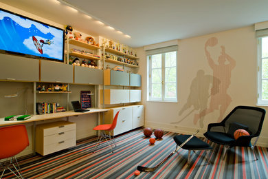 Imagen de habitación de niño de 4 a 10 años actual grande con escritorio, paredes multicolor, moqueta y suelo multicolor