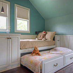 Modelo de dormitorio infantil de 4 a 10 años, clásico, con paredes azules y suelo de madera oscura