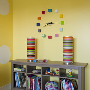 Idee per una cameretta per bambini da 4 a 10 anni minimal di medie dimensioni con pareti gialle e parquet chiaro
