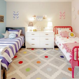 Esempio di una cameretta per bambini da 4 a 10 anni chic con pareti grigie, parquet scuro e pavimento marrone