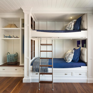 Exemple d'une chambre d'enfant de 4 à 10 ans bord de mer de taille moyenne avec un sol en bois brun, un sol marron, un mur blanc et un plafond en lambris de bois.