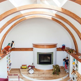 Idee per una cameretta per bambini da 4 a 10 anni american style di medie dimensioni con pareti bianche e parquet chiaro