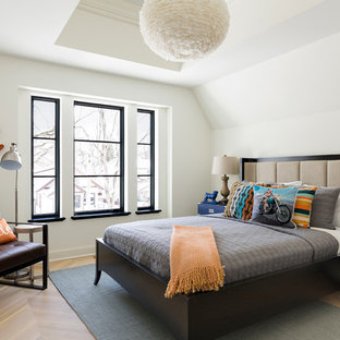Ejemplo de dormitorio infantil mediterráneo con suelo de madera clara, paredes blancas y suelo beige