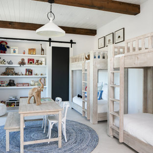 Cette image montre une chambre d'enfant de 4 à 10 ans rustique avec un mur blanc, un sol en bois clair, un sol beige, un plafond en poutres apparentes et un plafond en lambris de bois.