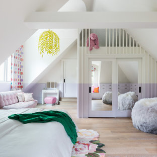 Ispirazione per un'ampia cameretta per bambini contemporanea con pareti multicolore, parquet chiaro e soffitto a volta
