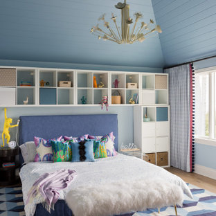 Idée de décoration pour une chambre d'enfant design avec un mur bleu, un sol en bois clair, un plafond en lambris de bois et un plafond voûté.