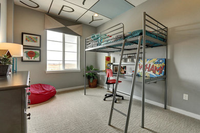 Cette image montre une chambre d'enfant traditionnelle de taille moyenne avec un mur gris, moquette, un sol beige et un lit mezzanine.