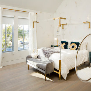 Inspiration pour une grand chambre d'enfant design avec un mur multicolore, un sol en bois brun et un sol gris.
