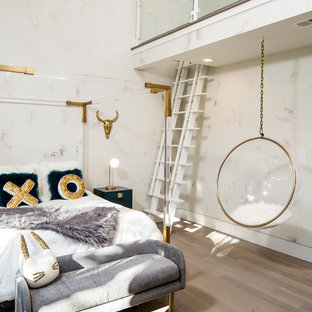 Immagine di una grande cameretta per bambini design con pareti multicolore, pavimento in legno massello medio e pavimento grigio