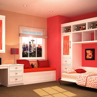 Cette photo montre une grand chambre d'enfant avec un mur rouge, moquette et un sol marron.