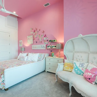 Réalisation d'une grand chambre d'enfant tradition avec un mur rose et moquette.