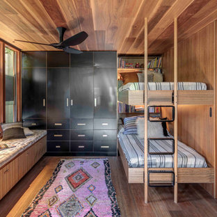 Idée de décoration pour une chambre d'enfant en bois avec un plafond en bois.