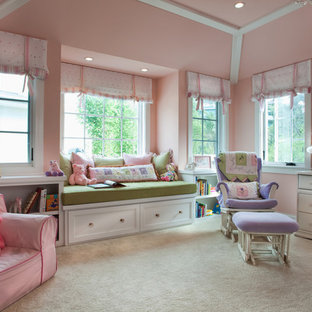 Immagine di una cameretta da bambina da 1 a 3 anni tradizionale con pareti rosa e moquette