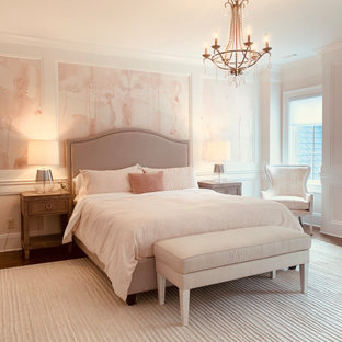 Aménagement d'une chambre d'enfant classique avec un mur rose, un sol en bois brun, un sol marron et du lambris.