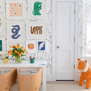 Idee per una cameretta per bambini da 4 a 10 anni classica di medie dimensioni con pareti multicolore, parquet chiaro e pavimento marrone