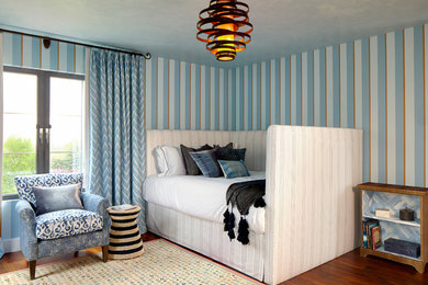 Idee per una cameretta per bambini boho chic di medie dimensioni con pareti multicolore e pavimento in legno massello medio