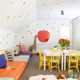 Esempio di un'ampia cameretta per bambini da 4 a 10 anni tradizionale con pareti multicolore, moquette e pavimento grigio