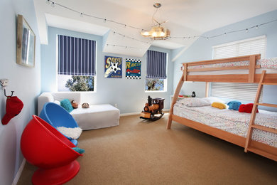 Imagen de dormitorio infantil tradicional renovado con paredes azules