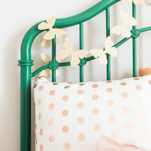 Shabby chic-inspirerad inredning av ett barnrum
