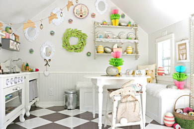 Foto di una cameretta per bambini da 4 a 10 anni stile shabby di medie dimensioni con pareti bianche, pavimento in legno verniciato e pavimento multicolore