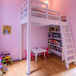Idee per una grande cameretta per bambini industriale con pareti rosa, parquet chiaro e pavimento marrone