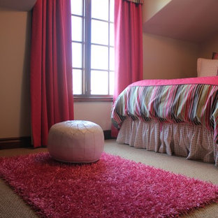 Idee per una grande cameretta per bambini da 4 a 10 anni eclettica con pareti beige e moquette