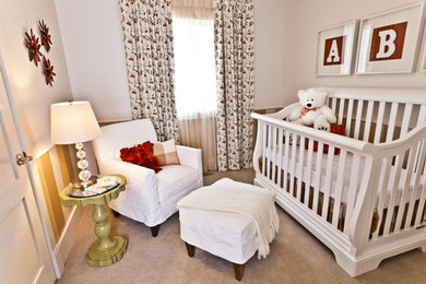 カルガリーにあるおしゃれな赤ちゃん部屋 (白い壁、カーペット敷き、男女兼用) の写真