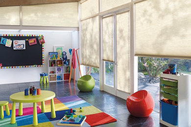Imagen de dormitorio infantil de 1 a 3 años ecléctico grande con paredes blancas y suelo de pizarra