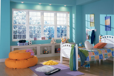 フィラデルフィアにあるお手頃価格の中くらいなコンテンポラリースタイルのおしゃれな子供部屋 (青い壁、淡色無垢フローリング、児童向け、茶色い床) の写真