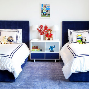 Immagine di una grande cameretta per bambini da 4 a 10 anni contemporanea con pareti bianche, moquette e pavimento blu