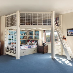Esempio di un'ampia cameretta per bambini da 4 a 10 anni eclettica con pareti beige e moquette