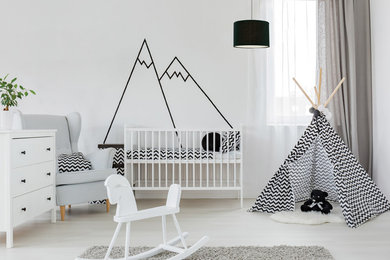 Inspiration för mellanstora moderna könsneutrala småbarnsrum kombinerat med sovrum, med grå väggar och laminatgolv
