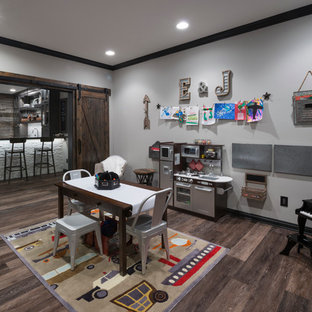 Imagen de dormitorio infantil de 4 a 10 años, rústico, con paredes grises y suelo de madera oscura