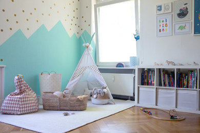 Ejemplo de dormitorio infantil de 1 a 3 años nórdico de tamaño medio con paredes blancas, suelo de madera en tonos medios y suelo beige