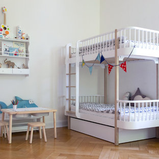 Mittelgroßes, Neutrales Nordisches Kinderzimmer mit Schlafplatz, weißer Wandfarbe, braunem Holzboden und beigem Boden in Hamburg