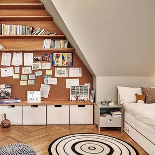 Mittelgroßes, Neutrales Nordisches Kinderzimmer mit Schlafplatz, weißer Wandfarbe, braunem Holzboden und braunem Boden in Berlin