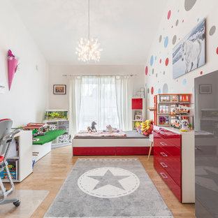 Großes Modernes Kinderzimmer mit Schlafplatz, weißer Wandfarbe, hellem Holzboden und beigem Boden in Sonstige