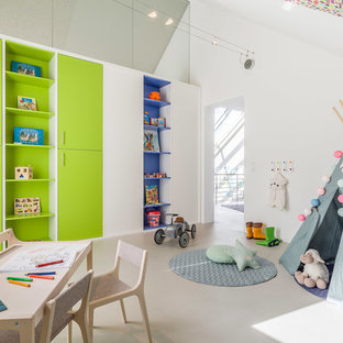 Neutrales, Mittelgroßes Modernes Kinderzimmer mit Spielecke, weißer Wandfarbe, beigem Boden und Betonboden in Sonstige
