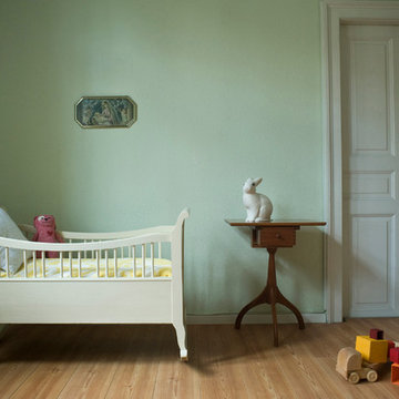 Babyzimmer mit Wiege und Marienbild