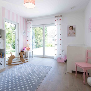 Mittelgroßes Modernes Mädchenzimmer mit weißer Wandfarbe, hellem Holzboden, braunem Boden und Schlafplatz in Sonstige